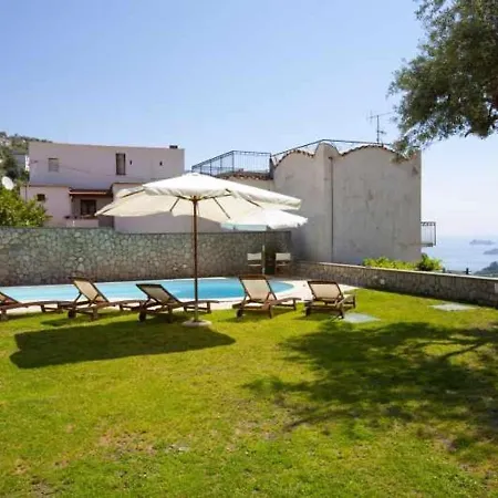 Sleeps 7 Pool Air Con Wifi Nerano